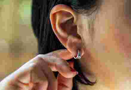 为什么我戴银耳环会变黑,为什么带的银耳环最近变黑了-第1张图片-翡翠网 为什么我戴银耳环会变黑,为什么带的银耳环最近变黑了-第1张图片-翡翠网