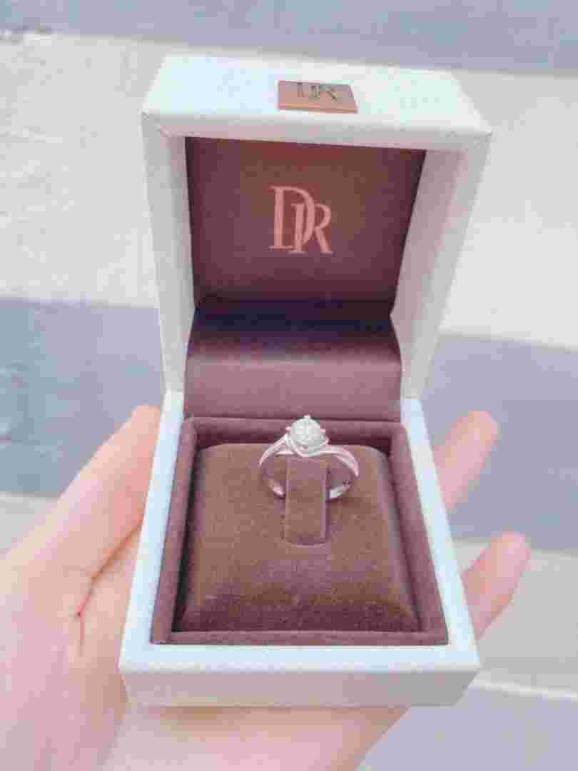 一克拉的钻戒多少钱2023男朋友拿3千的戒指求婚-第2张图片-翡翠网