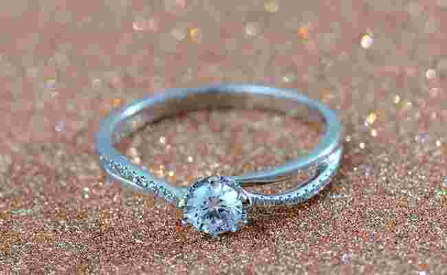 钻戒是定制的好还是成品的好,钻戒是定制的好还是成品的好一点-第1张图片-翡翠网 钻戒是定制的好还是成品的好,钻戒是定制的好还是成品的好一点-第1张图片-翡翠网