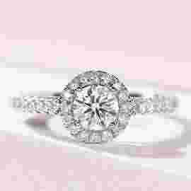 一克拉莫桑钻戒指多少钱,1克拉莫桑钻戒4000贵吗-第1张图片-翡翠网 一克拉莫桑钻戒指多少钱,1克拉莫桑钻戒4000贵吗-第1张图片-翡翠网