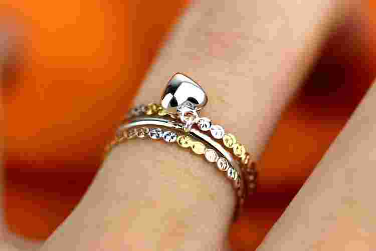 彩金戒指款式图片及价格,彩金戒指款式图片及价格 指环-第2张图片-翡翠网 彩金戒指款式图片及价格,彩金戒指款式图片及价格 指环-第2张图片-翡翠网