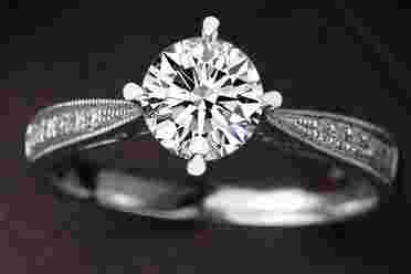 去哪里买钻石戒指好,那里买钻石戒指性价比高-第2张图片-翡翠网 去哪里买钻石戒指好,那里买钻石戒指性价比高-第2张图片-翡翠网