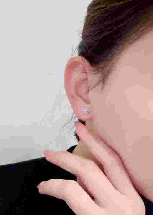 20分钻石耳钉佩戴图,一对20分的钻石耳钉多少钱-第2张图片-翡翠网