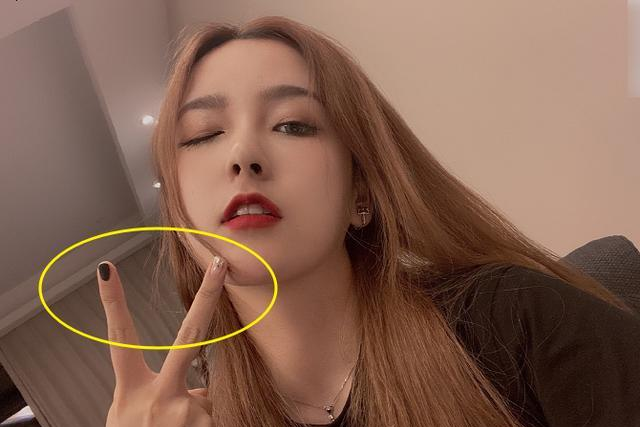 女生为什么中指不涂指甲,中指不涂指甲油-第1张图片-翡翠网 女生为什么中指不涂指甲,中指不涂指甲油-第1张图片-翡翠网