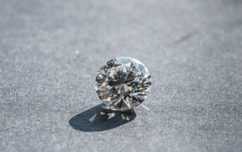 莫桑石容易磨损吗?,莫桑石容易被看出来吗-第2张图片-翡翠网 莫桑石容易磨损吗?,莫桑石容易被看出来吗-第2张图片-翡翠网