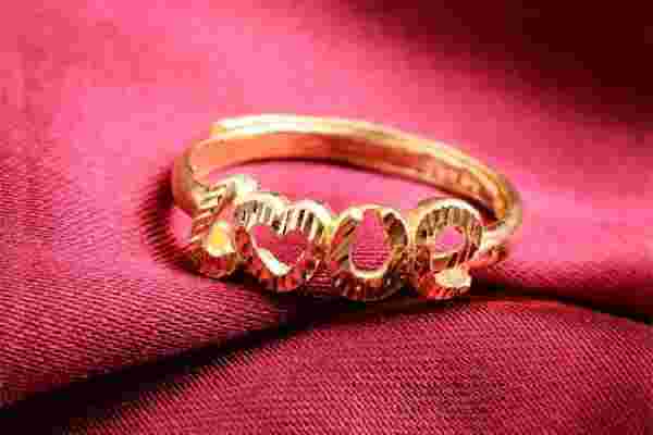 黄金戒指一般多少钱一个,黄金戒指一般多少钱一个周六福-第1张图片-翡翠网