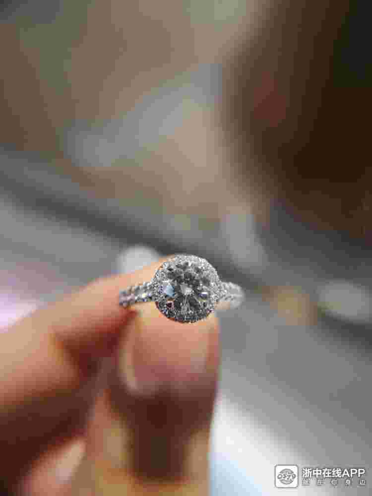 钻石恒久远,一颗永流传用了什么修辞手法什么钻石一颗永流传-第1张图片-翡翠网 钻石恒久远,一颗永流传用了什么修辞手法什么钻石一颗永流传-第1张图片-翡翠网