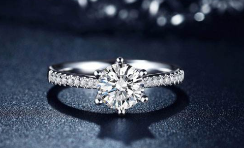 国内十大钻戒排行榜哪个钻戒好,中国哪个品牌的钻戒最好-第1张图片-翡翠网