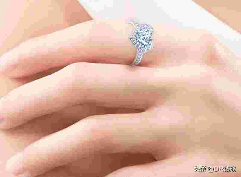 单身女生戴戒指戴法单身女子戴戒指应该怎样戴-第1张图片-翡翠网