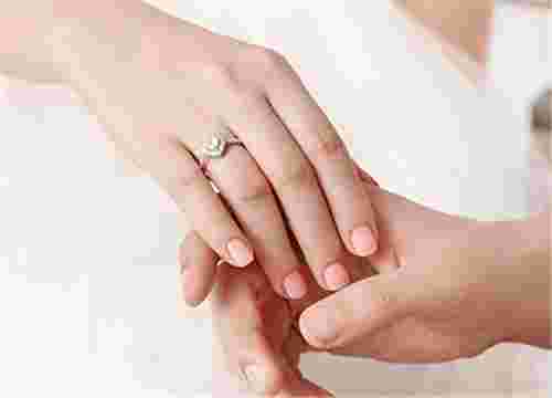 女婚戒戴左手还是右手,女婚戒戴左手还是右手解说图-第2张图片-翡翠网