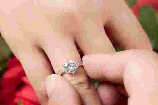 女婚戒戴左手还是右手,女婚戒戴左手还是右手解说图-第1张图片-翡翠网