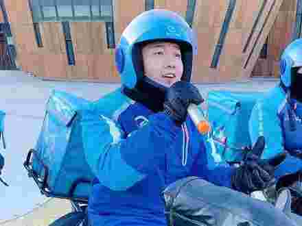 外卖小哥唱的什么歌名,抖音外卖小哥唱的歌-第1张图片-翡翠网 外卖小哥唱的什么歌名,抖音外卖小哥唱的歌-第1张图片-翡翠网