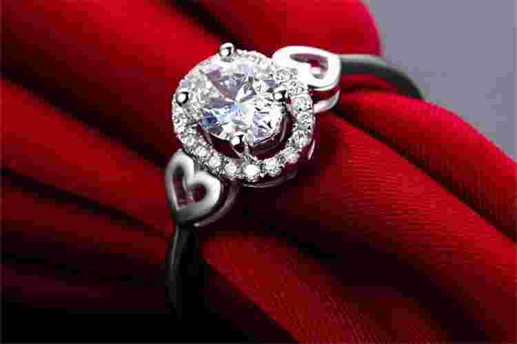 钻戒图片真实,钻戒图片真实带盒子-第1张图片-翡翠网