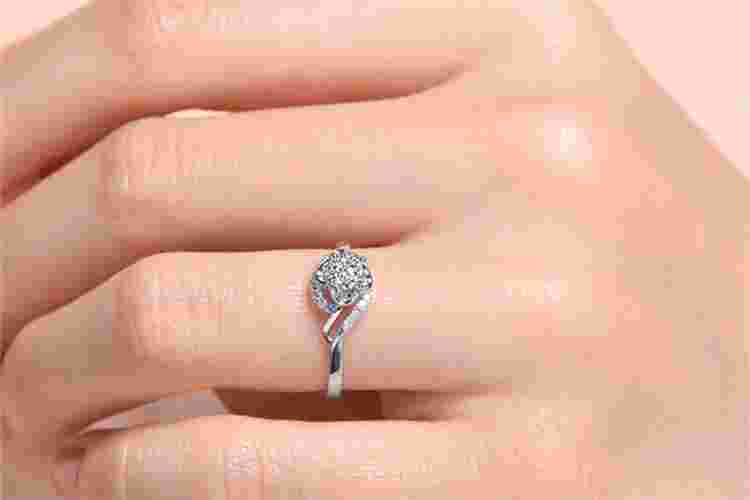 钻戒图片真实,钻戒图片真实带盒子-第2张图片-翡翠网