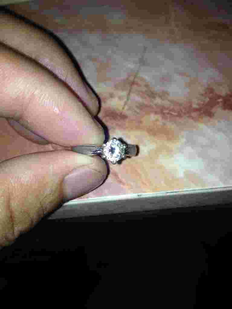 怎么知道钻戒是不是真的怎么才能知道钻戒是真的假的-第1张图片-翡翠网