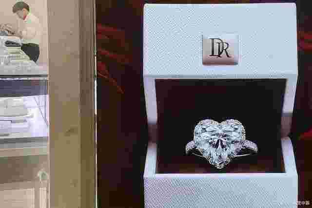 dr钻戒真的只能买一次吗多少钱dr钻戒真的只能买一次吗-第1张图片-翡翠网 dr钻戒真的只能买一次吗多少钱dr钻戒真的只能买一次吗-第1张图片-翡翠网