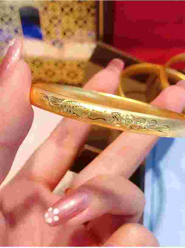 金镯子能戴着洗澡吗,金镯子-第2张图片-翡翠网 金镯子能戴着洗澡吗,金镯子-第2张图片-翡翠网