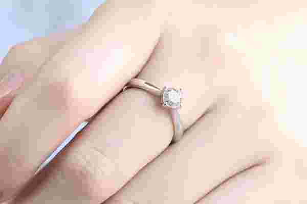 一颗钻石多少钱钻石卖多少钱-第1张图片-翡翠网 一颗钻石多少钱钻石卖多少钱-第1张图片-翡翠网