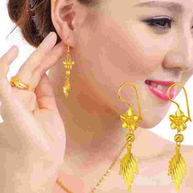 今年流行的金耳环款式,今年流行的黄金耳钉款式-第1张图片-翡翠网 今年流行的金耳环款式,今年流行的黄金耳钉款式-第1张图片-翡翠网