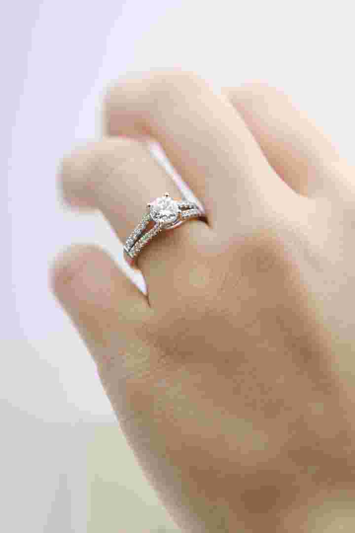 一克拉的钻戒大概在什么价位一克拉钻戒多少钱参考 天然钻石协会-第1张图片-翡翠网 一克拉的钻戒大概在什么价位一克拉钻戒多少钱参考 天然钻石协会-第1张图片-翡翠网