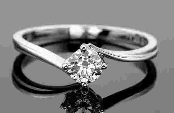 钻石和金子哪个价值更高金跟钻石哪个更值钱-第1张图片-翡翠网