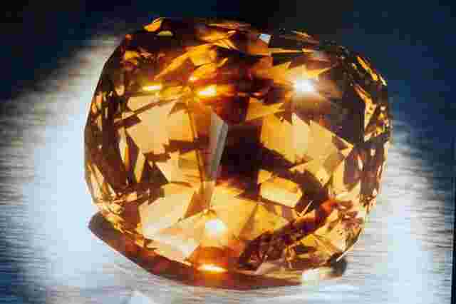 世界上最大最值钱的钻石,世界上最大最贵的钻石在什么地方-第1张图片-翡翠网 世界上最大最值钱的钻石,世界上最大最贵的钻石在什么地方-第1张图片-翡翠网
