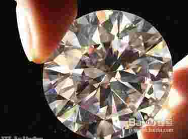 怎么辨别是真钻石还是假钻石图片,怎么辨别是真钻石还是假钻石-第1张图片-翡翠网 怎么辨别是真钻石还是假钻石图片,怎么辨别是真钻石还是假钻石-第1张图片-翡翠网