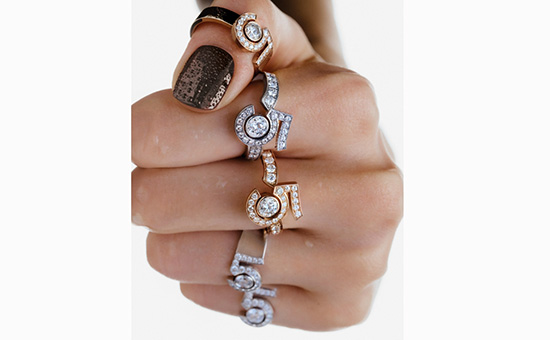 Chanel 推出 N°5 新作 钻石水滴流苏定格香水滴落瞬间-第1张图片-翡翠网 Chanel 推出 N°5 新作 钻石水滴流苏定格香水滴落瞬间-第1张图片-翡翠网