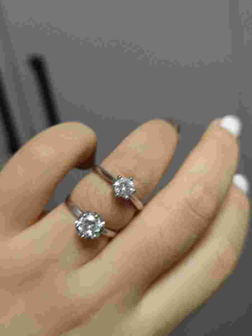 戴莫桑钻算不算戴假货,戴莫桑钻对身体有影响吗?-第1张图片-翡翠网 戴莫桑钻算不算戴假货,戴莫桑钻对身体有影响吗?-第1张图片-翡翠网