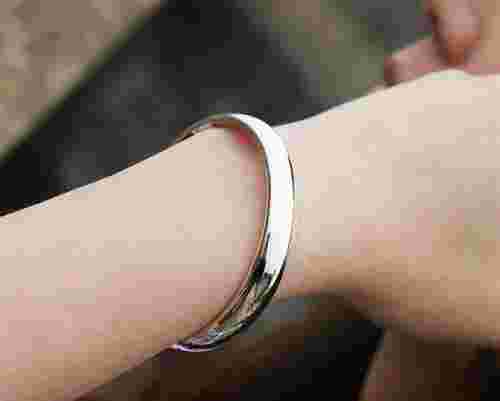 女人银镯子的正确戴法风水图解,女人银镯子的正确戴法-第1张图片-翡翠网 女人银镯子的正确戴法风水图解,女人银镯子的正确戴法-第1张图片-翡翠网