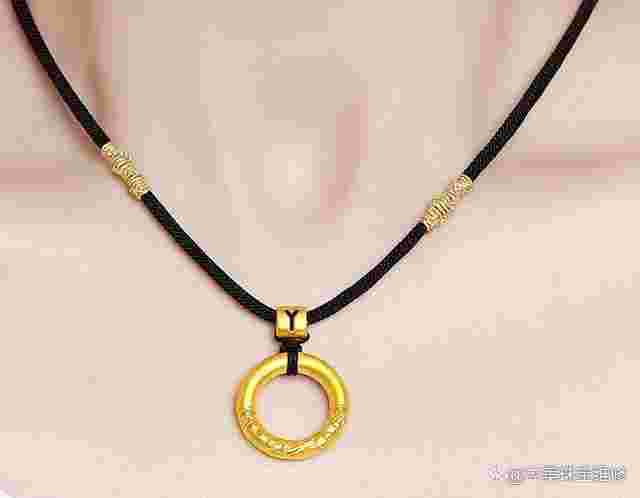 金项链实拍图片女款,金项链样式图片大全-第2张图片-翡翠网