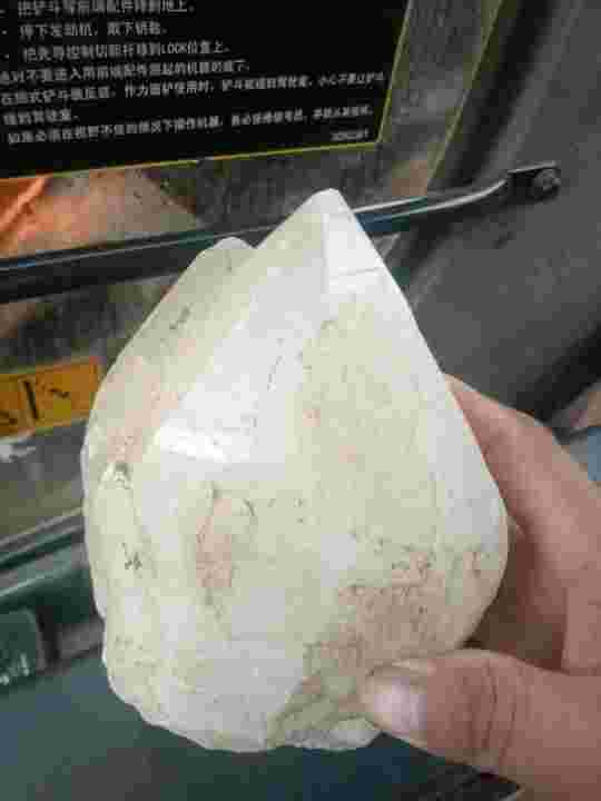 我捡到一个石头不知道是什么,我捡到的石头里有钻石-第1张图片-翡翠网