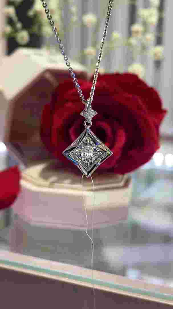 十大经典钻石吊坠款式图片及价格十大经典钻石吊坠款式图片-第1张图片-翡翠网 十大经典钻石吊坠款式图片及价格十大经典钻石吊坠款式图片-第1张图片-翡翠网