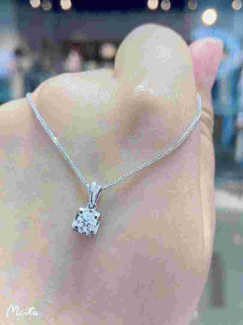 十大经典钻石吊坠款式图片及价格十大经典钻石吊坠款式图片-第2张图片-翡翠网 十大经典钻石吊坠款式图片及价格十大经典钻石吊坠款式图片-第2张图片-翡翠网