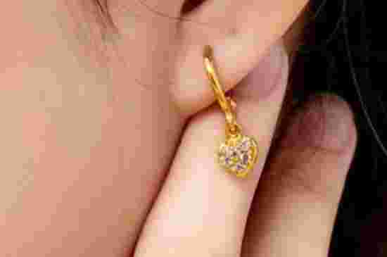 戴金耳环对身体什么好处,戴金耳钉对身体有什么好处-第1张图片-翡翠网 戴金耳环对身体什么好处,戴金耳钉对身体有什么好处-第1张图片-翡翠网