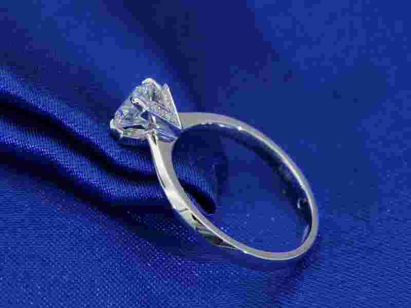 18k金钻戒一般多少钱,钻戒一般多少钱-第2张图片-翡翠网 18k金钻戒一般多少钱,钻戒一般多少钱-第2张图片-翡翠网