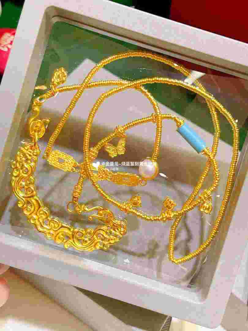 黄金项链如何佩戴黄金项链正确的佩戴方法-第1张图片-翡翠网