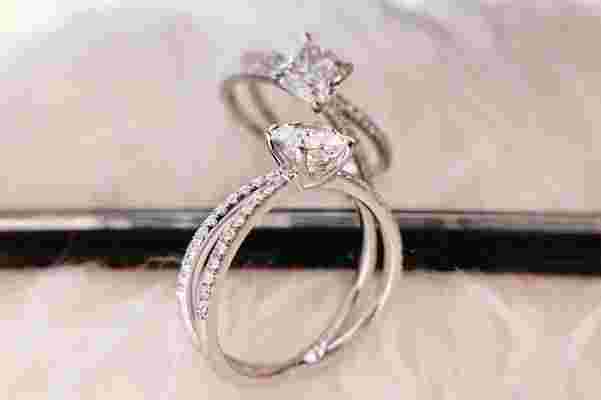 怎么看是不是钻石戒指,怎么判断是不是钻石戒指-第1张图片-翡翠网 怎么看是不是钻石戒指,怎么判断是不是钻石戒指-第1张图片-翡翠网