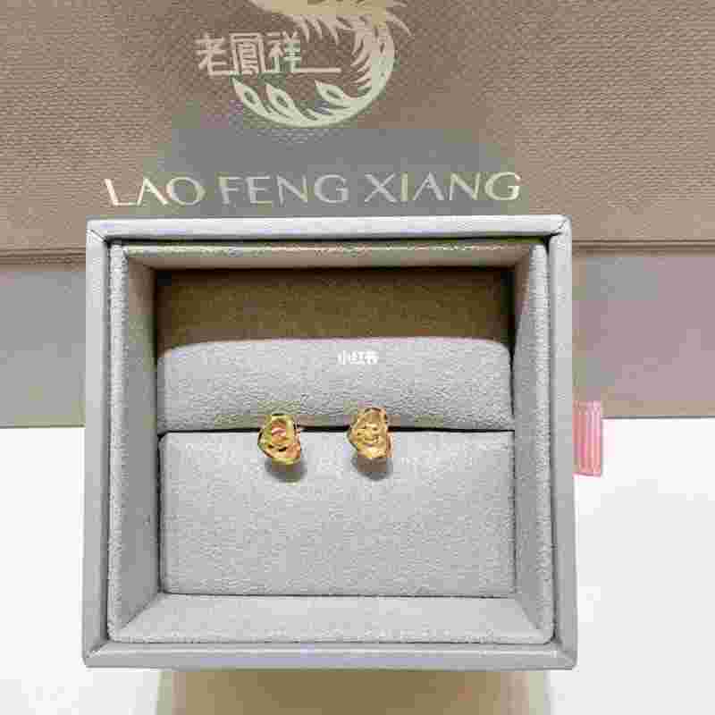 老凤祥一对耳环大概多少钱,老凤祥耳钉要800多一克么-第1张图片-翡翠网 老凤祥一对耳环大概多少钱,老凤祥耳钉要800多一克么-第1张图片-翡翠网