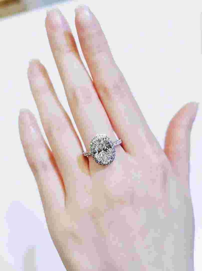 求婚钻戒戴哪个手指上比较好求婚钻戒戴哪个手指上-第1张图片-翡翠网