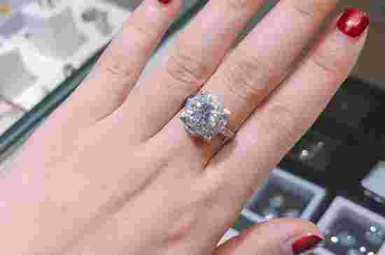 求婚钻戒戴哪个手指上比较好求婚钻戒戴哪个手指上-第2张图片-翡翠网