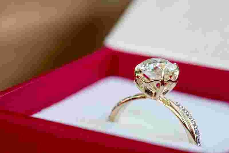 求婚用什么戒指合适求婚用什么戒指合适有什么寓意-第1张图片-翡翠网 求婚用什么戒指合适求婚用什么戒指合适有什么寓意-第1张图片-翡翠网