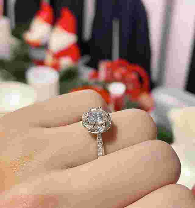 合成碳硅石925银镶嵌戒指多少钱,合成碳硅石5克拉925银镶嵌戒指多少钱-第1张图片-翡翠网 合成碳硅石925银镶嵌戒指多少钱,合成碳硅石5克拉925银镶嵌戒指多少钱-第1张图片-翡翠网