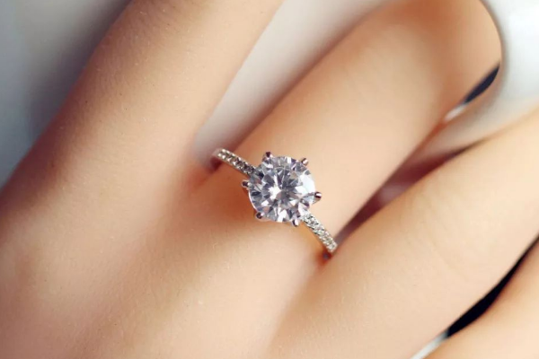 一克拉的钻石有多大?来看这图一克拉钻石有多大参照物-第2张图片-翡翠网 一克拉的钻石有多大?来看这图一克拉钻石有多大参照物-第2张图片-翡翠网