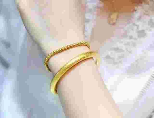 女人长期戴金手镯的好处女性戴金手镯好吗-第1张图片-翡翠网