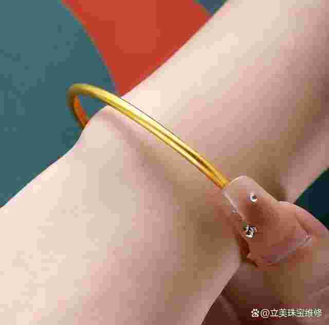 女人长期戴金手镯的好处女性戴金手镯好吗-第2张图片-翡翠网