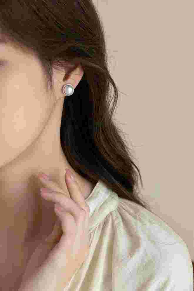 45一50岁女人适合戴什么耳环50岁女人黄金耳环款式-第1张图片-翡翠网 45一50岁女人适合戴什么耳环50岁女人黄金耳环款式-第1张图片-翡翠网