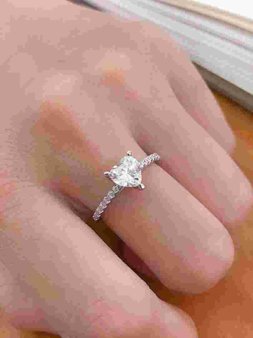 莫桑石钻戒和真钻戒有什么区别的简单介绍-第2张图片-翡翠网 莫桑石钻戒和真钻戒有什么区别的简单介绍-第2张图片-翡翠网