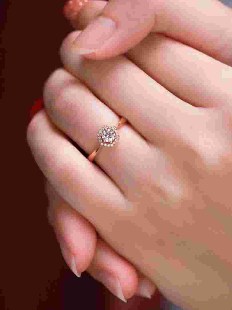 真人钻戒的表情包动态,真人钻石图片大全-第1张图片-翡翠网 真人钻戒的表情包动态,真人钻石图片大全-第1张图片-翡翠网