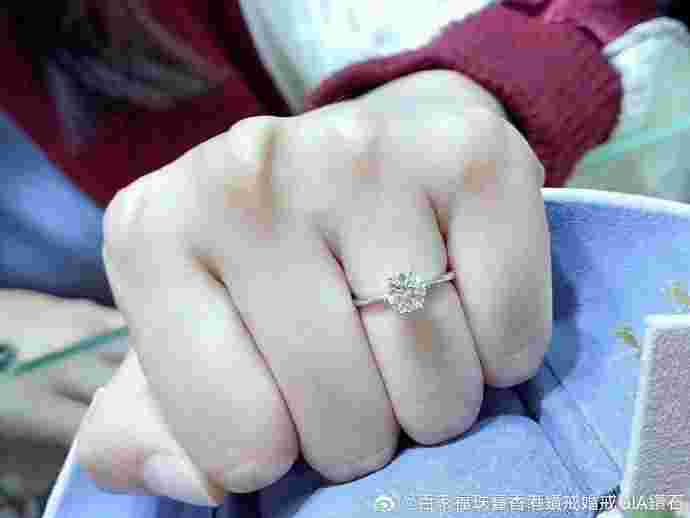 真人钻戒的表情包动态,真人钻石图片大全-第2张图片-翡翠网 真人钻戒的表情包动态,真人钻石图片大全-第2张图片-翡翠网